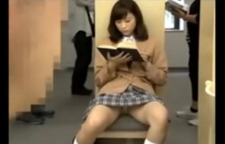 【ＪＫパンチラ露出】図書館で制服JKがパンチラしてるのを発見してしまったサラリーマン…それをJKも感じてもっとパンツ見せて挑発してきたぞの画像