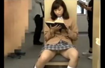 【JKパンチラ露出】図書館で制服JKがパンチラしてるのを発見してしまったサラリーマン…それをJKも感じてもっとパンツ見せて挑発してきたぞの画像