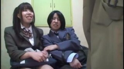 【ＪＫ露出狂男】制服JKたちに露出狂の変態おじさんが生チンポを見せつけ…嫌がってるけどチラ見してんのが萌えるわぁの画像