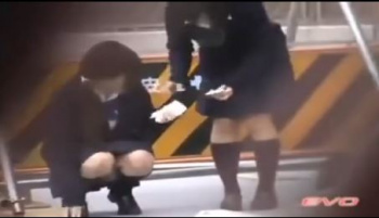 【JK野外おしっこ】素人制服JKたちが連れションしてます…それも野外での野ションなんです…恥ずかしげもなくこんな場所でやっちゃうとはの画像