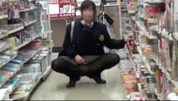 【JKパンチラ露出】素人の黒ストッキング制服JKにパンチラ露出してもらいました…店内で大股を開き野外ではストッキングを下ろして白パンツ露出の画像