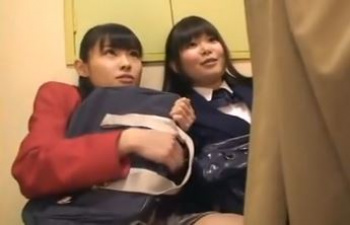 【ＪＫにチンコ見せ】露出狂の変態男が制服JKたちに自分のチンポを見せつけて喜んでるんですけど…JKたちの反応がいいねえの画像