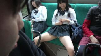 【JKパンチラ露出】制服のミニスカからパンチラしてるJKなつめ愛莉たちを追いかけてバスに乗り込んだら男を意識してパンモロ見せて挑発してるじゃねえかの画像