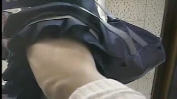 【JKパンチラ盗撮】本屋で立ち読みしてる素人制服JKのスカートの中をローアングルから隠し撮り…めっちゃ無防備で白パンチラがバッチリ撮れちゃったの画像
