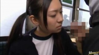 【JKバス露出】バスの中で居眠りしてたツインテール体操服JK小倉奈々にデカチンを見せつける男はそのまま車内でエッチしてしまったのだの画像