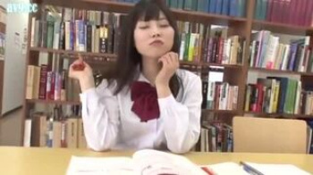 【JK寝取られ】友達の彼氏を寝取る性悪JK彩城ゆりな…図書室で勉強してたカップルにちょっかいかけてテーブルの下でエッチの画像