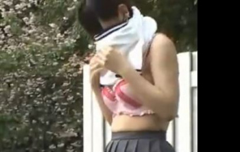 【JK野外】制服JKが二人で体操服に着替えてると思ったら柔道着も上に羽織りだしてこれって部活の準備だったんだなっての画像