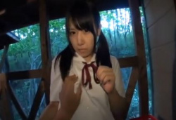 【ＪＫ野外】ぐうかわツインテールJK愛須心亜がロッジのベランダでおじさんとエッチしちゃってる…あえて室内じゃなく外でやってんの何で？の画像