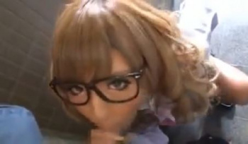 【ギャルJKフェラ】メガネを掛けた金髪ギャルJK宮下つばさがTバックのパンツを露出しながらフェラに夢中なのですの画像