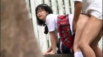 【JK野外】メガネの真面目そうなJKは彼氏にだったら何でも許しちゃう♪野外にもかからわずエッチしちゃうのもそのひとつの画像