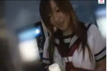【JKぐうかわ】セーラー服の美少女JKとマンションの部屋に入るなり即エッチし始めちゃいます♪気持ちは分かるが焦り過ぎちゃうの画像