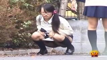 【JK野ション】あららこんな所でおしっこしちゃうの?制服女子校生たちが野外で放尿しちゃってるんですけどの画像