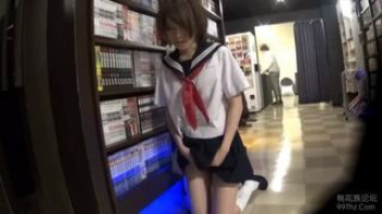 ［ＪＫローター］セーラー服JK椎名そらのおまんこにリモコンローターを仕込んで蕎麦屋やネカフェでオシッコお漏らしさせちゃってますの画像