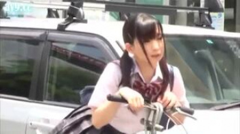 ［ＪＫミニスカ］ぐうかわツインテールJKが自転車に乗りながらパンチラしそうでしない…でも何か様子が変でサドルに媚薬を塗られていた模様の画像