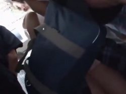 込み合ってる電車内で制服JKがターゲットになって痴漢されるの画像