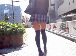 ［高杉麻里］ミニスカJKのニーハイソックスにハマってしまう男の画像
