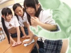 教室で透明人間が4人のカワイ子ちゃんJKたちとハーレムセックスしてらあの画像