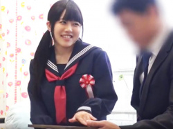JKの娘と父親が近親相姦してるのをマジックミラーで見えてない母の画像