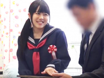 JKの娘と父親が近親相姦してるのをマジックミラーで見えてない母の画像