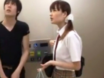 エレベーターに挟まったJKに後背位でハメちゃうの画像