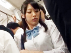 電車の中で手コキさせられちゃったJK…これは痴漢なのか同意なのかの画像