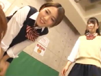 体育倉庫で制服の下に体操服ブルマを着てた痴女JK二人組にセックスの相手をさせられた男の画像