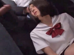 清楚なJKが満員電車内で痴漢されてチンポ擦りつけられるの画像