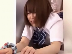 エレベーターに挟まったのをいいことに犯されてしまうJKの画像