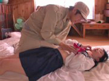 作業服の男とセックスしてしまうセーラー服JKの画像