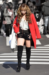 ショートパンツ 画像｜街ナカでショートパンツを履いて太もも丸出しで歩いてる女性の写真60枚の画像