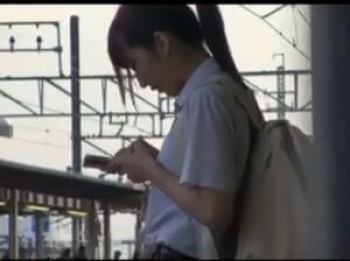 ポニテの激カワ美少女JKが乗り込んだ電車内は痴漢の巣窟で手マンされてもバイブ突っ込まれても声すら出せず…の画像