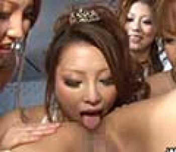【無修正】キャバ嬢たちにチンぐり返しされて次々とアナルを舐められてしまう…の画像