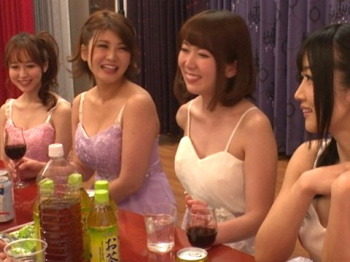 【痴女】人気女優たちと男優たちが合コンで酒を飲んでエッチな会話をしたり裏でコソコソエッチなことをしたり楽しそう！(篠田ゆう,推川ゆうり,大槻ひびき,波多野結衣)の画像