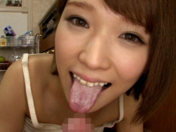 【痴女】「お兄ちゃんのおちんちん舐めてもいい？」可愛い妹がキッチンで兄のチンポをフェラチオ！両親が近くにいるのに隠れてグポグポ咥えて扱いてザーメン搾り取っちゃった！(椎名そら)の画像