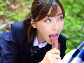 【痴女】「人が来るかもしれないし」女子高生が屋外でいきなり男のパンツを下ろしてチンポにむしゃぶりついて激しくジュポジュポ咥えて連続ザーメン搾り！(深田えいみ(天海こころ))の画像