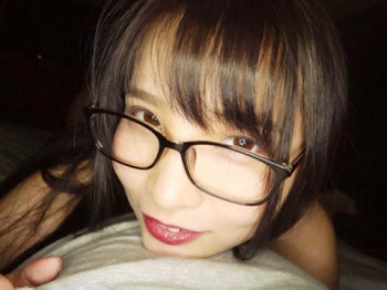 【痴女】「直接触って欲しい？」メガネのカワイ子ちゃんが主観でじっくり焦らしながらM男の乳首をイジって舐めてチンポをフェラと手コキで射精させてビチャビチャ男の潮吹き！(枢木あおい)の画像