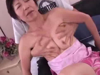 黒髪ショートの還暦熟女とハメ撮りセックス！すっかりメスの表情になっているところを見ると衰えていませんね！の画像