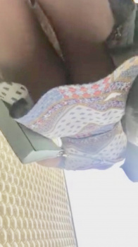 エスカレーターからチラリと見えるお姉さんのパンチラ逆さ撮り の画像