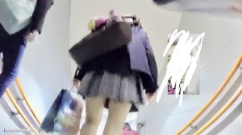 ミニスカ女子高生のお尻に密着したパンツひ興奮の逆さ撮り盗撮の画像