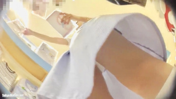 可愛いショップ店員お姉さんの接客とローアングルからパンツ観察!の画像