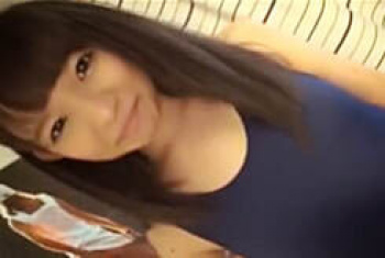 ロリコン男の個人映像流出！かわいい中学生のような女の子にスク水を着させ…の画像