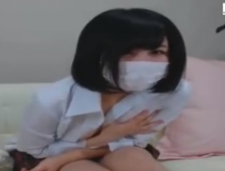 激可愛い黒髪ショートの美少女JKが恥ずかしそうにおっぱい出してエロ配信ｗｗｗ【ライブチャット動画】の画像