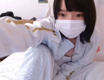 黒髪アイドル級ロリ美少女が可愛いお部屋でパジャマから全裸になって色白綺麗でエッチな体を披露ｗｗｗ【ライブチャット動画】の画像