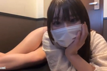 ネカフェの個室から清楚でエッチな美少女が全裸になってお尻突き出したまらないｗｗｗ【ライブチャット無修正動画】の画像