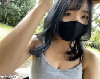 昼間の公園で脱いでエッチな体を自撮りする黒髪素人美女がたまらない露出配信ｗｗｗ【ライブチャット動画】の画像