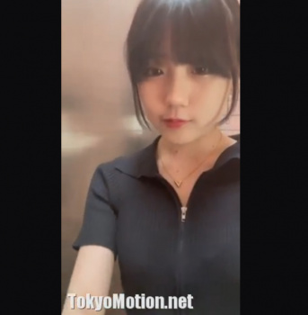 真っ昼間の公園のトイレで清楚で真面目そうな素人美少女が脱いで自撮りオナニーｗｗｗ【ライブチャット動画】の画像