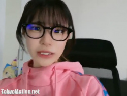 アニメオタクのメガネ美少女が恥ずかしそうに全裸になってお触りエロ配信ｗｗｗ【ライブチャット動画】の画像