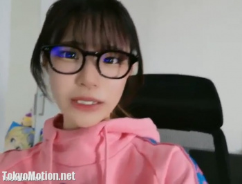 アニメオタクのメガネ美少女が恥ずかしそうに全裸になってお触りエロ配信ｗｗｗ【ライブチャット動画】の画像