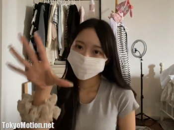 素人美人のお姉さん生活感溢れるお部屋で踊って脱いで自撮りエロ配信ｗｗｗ【ライブチャット動画】の画像