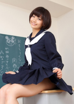 安枝瞳 制服・RQコスの太ももが抜けるグラビア画像30枚！の画像